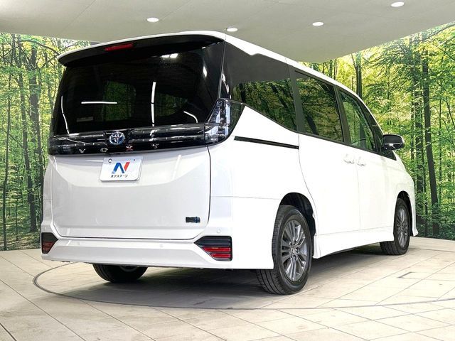 TOYOTA VOXY HYBRID 2025