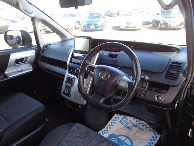 TOYOTA VOXY 2010