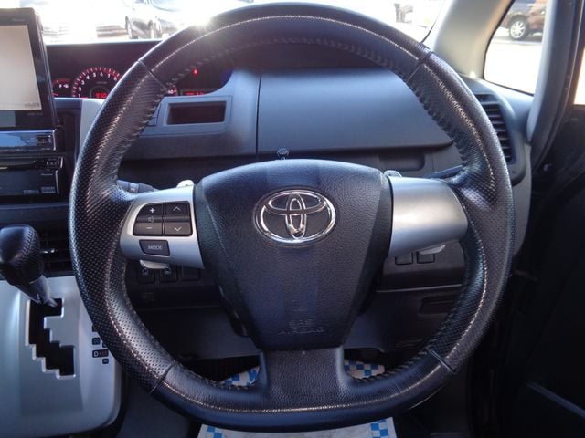 TOYOTA VOXY 2010