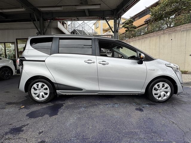 TOYOTA SIENTA HYBRID 2017