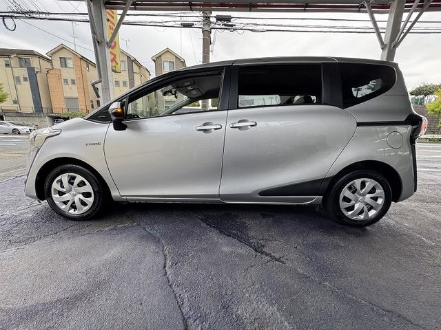 TOYOTA SIENTA HYBRID 2017