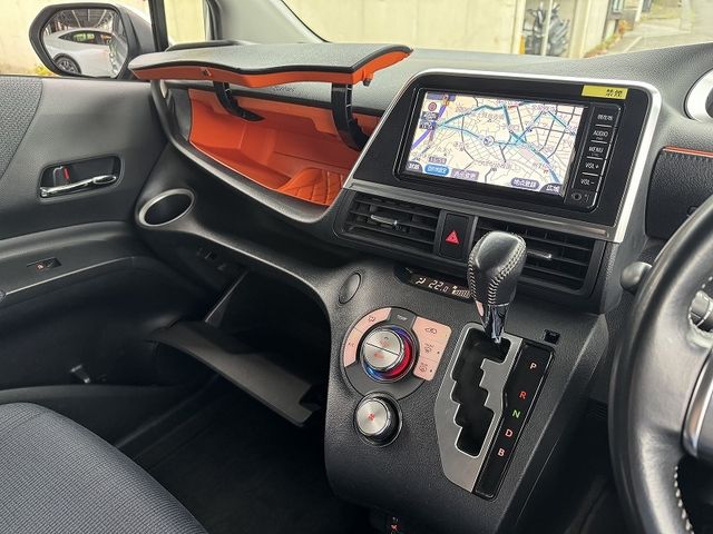 TOYOTA SIENTA HYBRID 2017