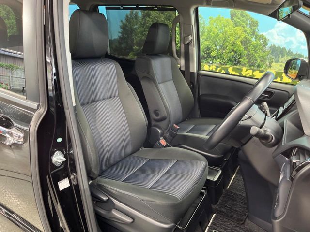 TOYOTA VOXY HYBRID 2016