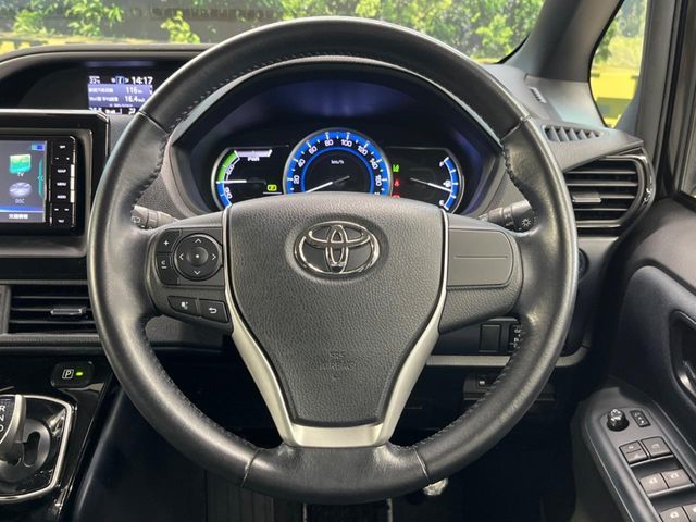 TOYOTA VOXY HYBRID 2016