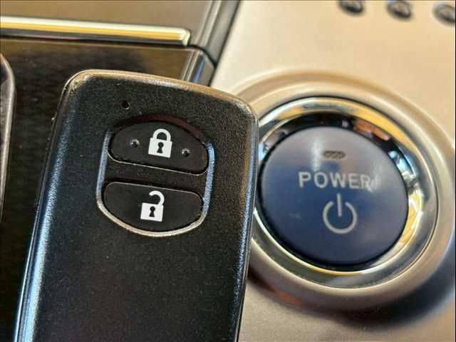 TOYOTA PRIUS Alpha 2015