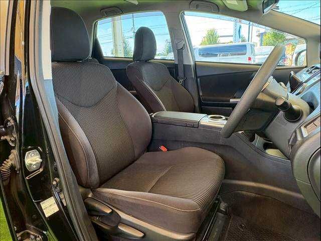 TOYOTA PRIUS Alpha 2015