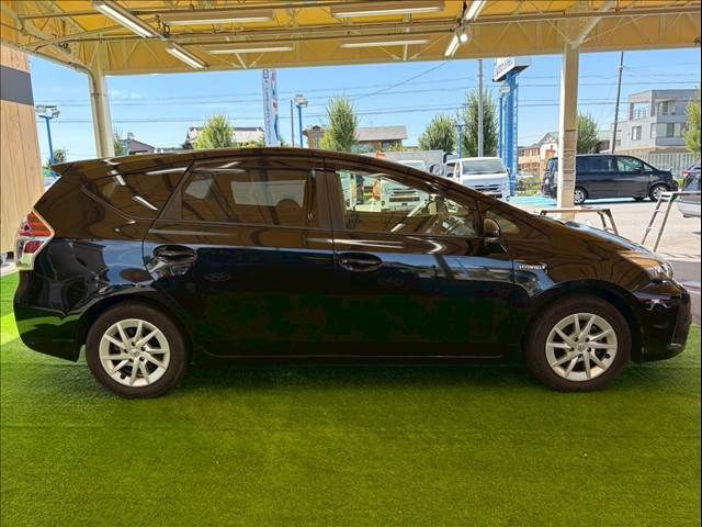 TOYOTA PRIUS Alpha 2015