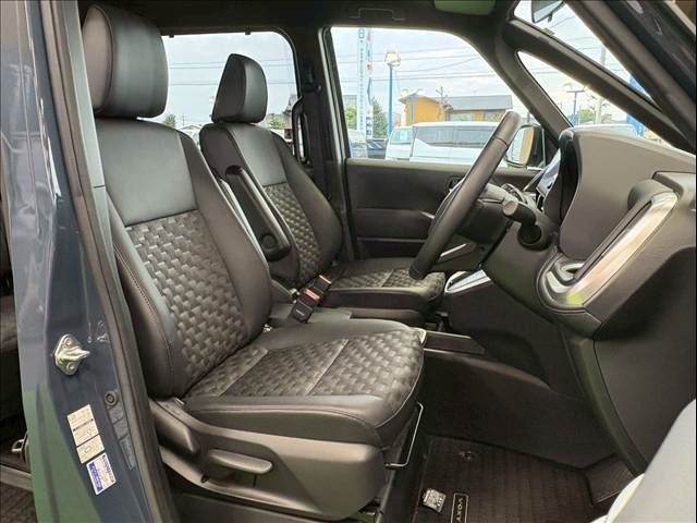 TOYOTA VOXY HYBRID 2022