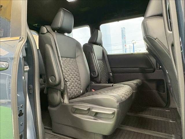 TOYOTA VOXY HYBRID 2022