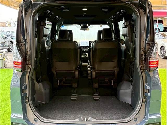 TOYOTA VOXY HYBRID 2022