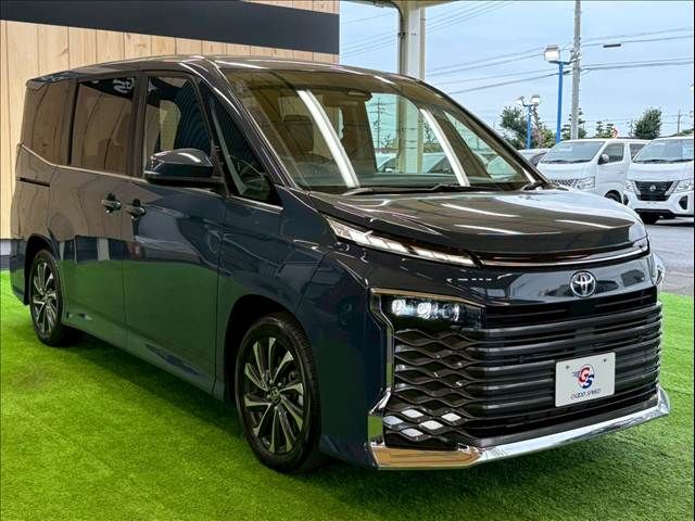 TOYOTA VOXY HYBRID 2022