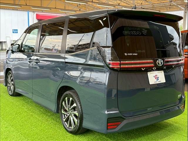 TOYOTA VOXY HYBRID 2022