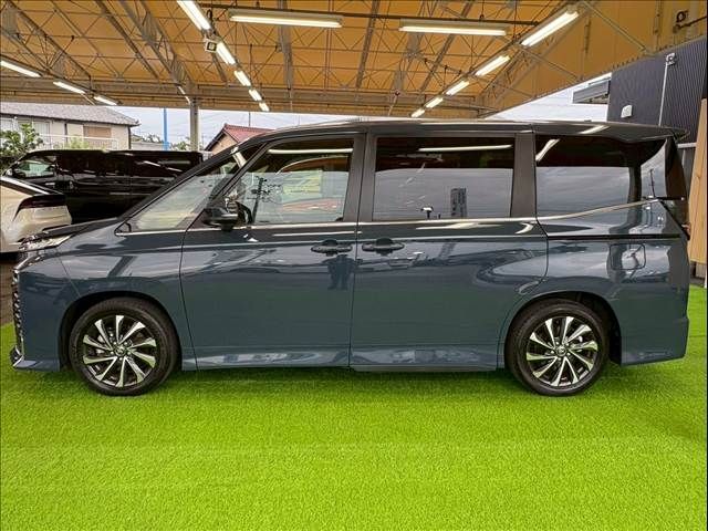 TOYOTA VOXY HYBRID 2022