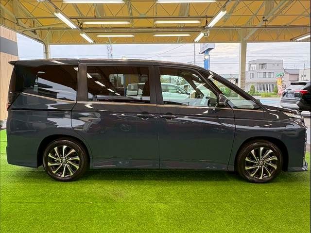 TOYOTA VOXY HYBRID 2022