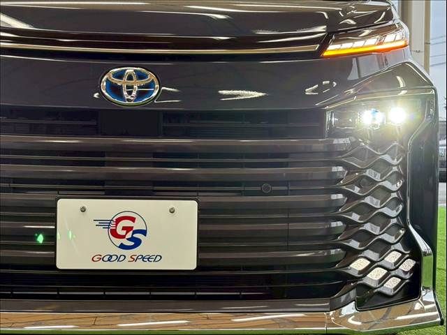TOYOTA VOXY HYBRID 2022