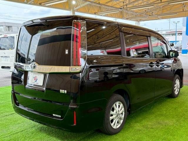 TOYOTA NOAH HYBRID 2018
