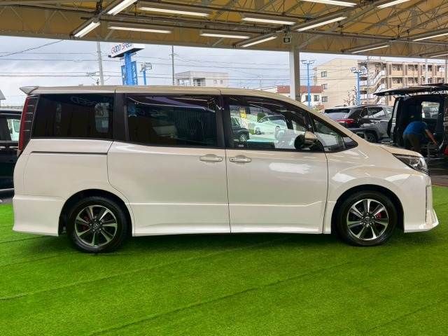 TOYOTA NOAH 2017