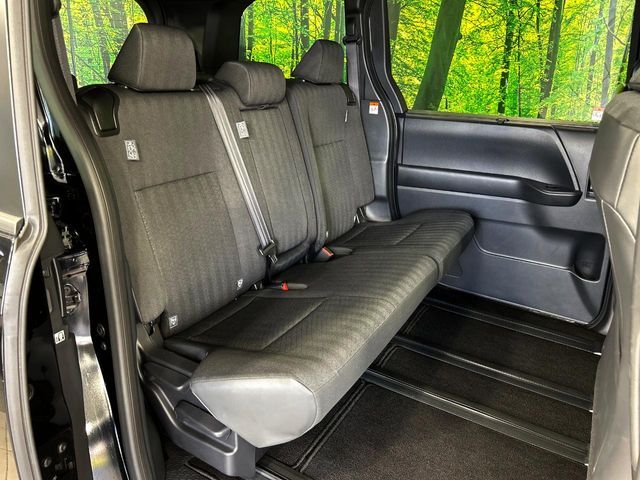 TOYOTA VOXY HYBRID 2025