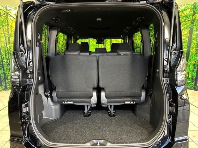 TOYOTA VOXY HYBRID 2025