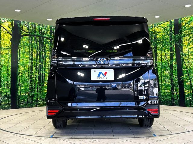 TOYOTA VOXY HYBRID 2025