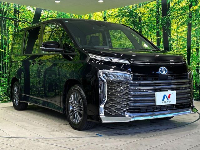 TOYOTA VOXY HYBRID 2025