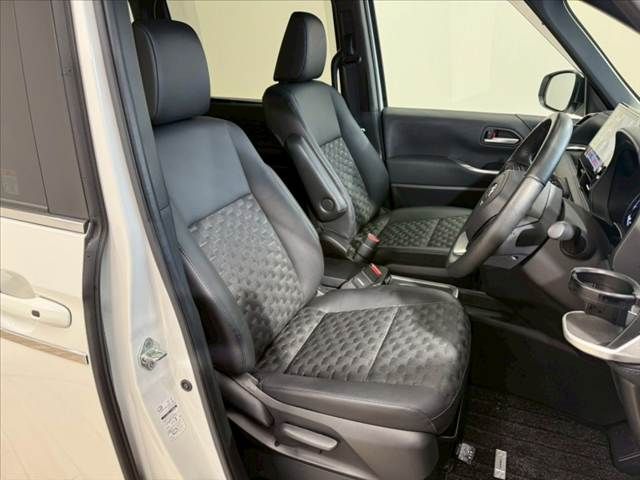 TOYOTA VOXY HYBRID 2023