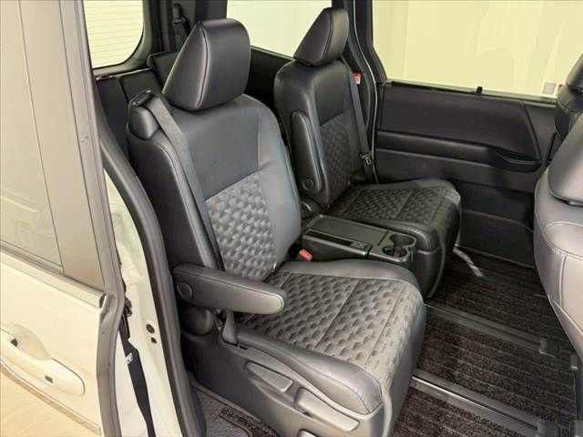 TOYOTA VOXY HYBRID 2023