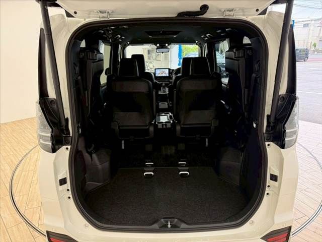 TOYOTA VOXY HYBRID 2023