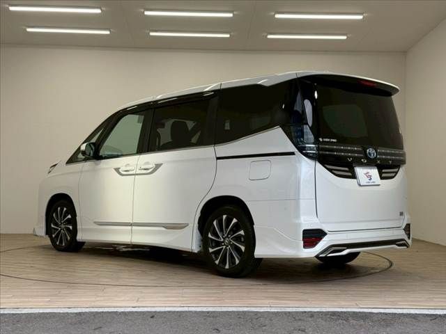 TOYOTA VOXY HYBRID 2023