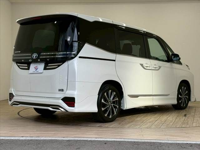 TOYOTA VOXY HYBRID 2023