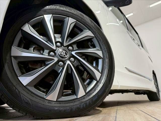 TOYOTA VOXY HYBRID 2023