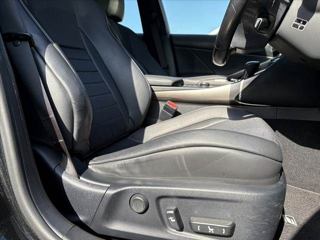 TOYOTA LEXUS IS200t 2016