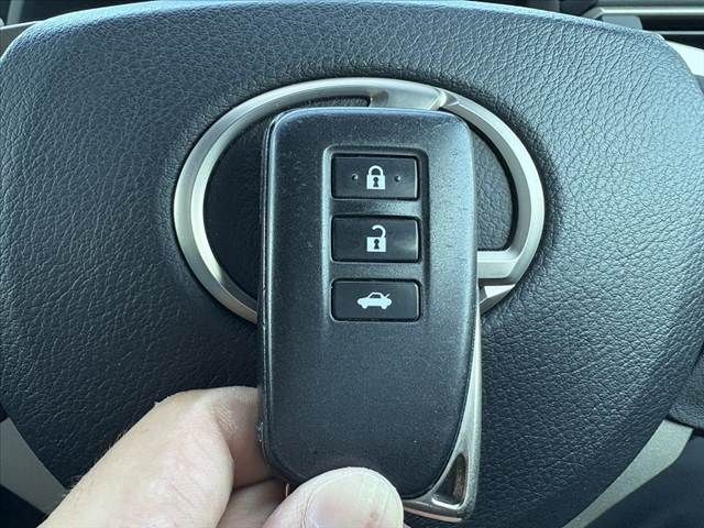 TOYOTA LEXUS IS200t 2016