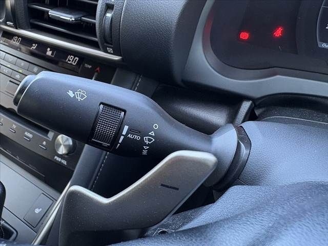 TOYOTA LEXUS IS200t 2016