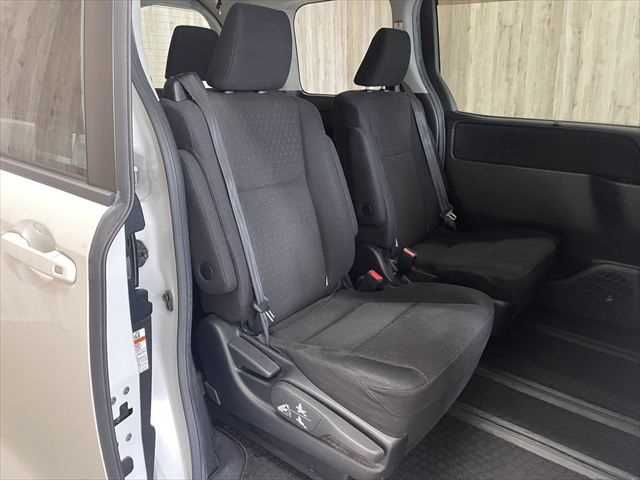 TOYOTA NOAH HYBRID 2015