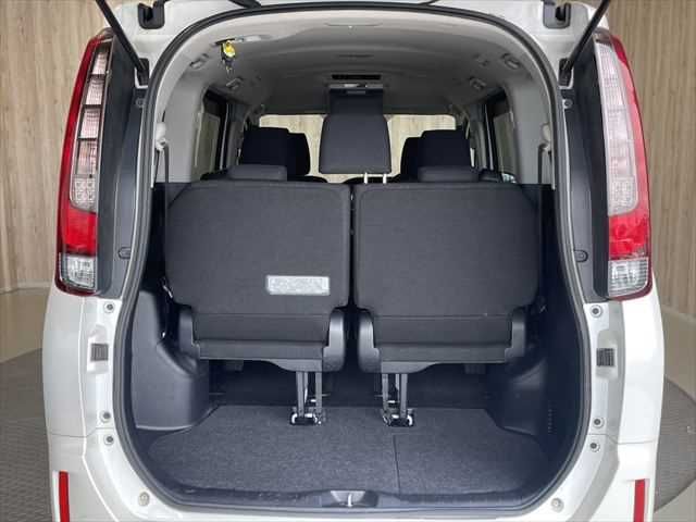 TOYOTA NOAH HYBRID 2015