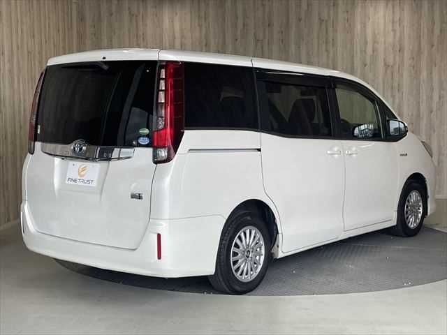TOYOTA NOAH HYBRID 2015