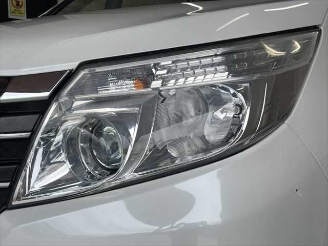 TOYOTA NOAH HYBRID 2015