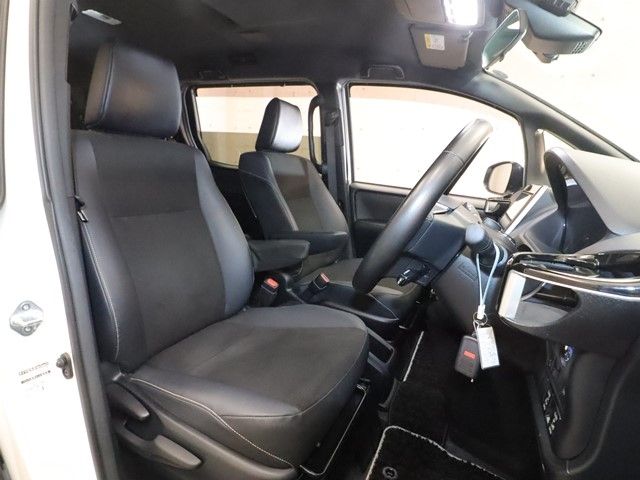 TOYOTA NOAH HYBRID 2019