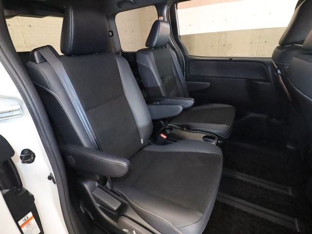 TOYOTA NOAH HYBRID 2019