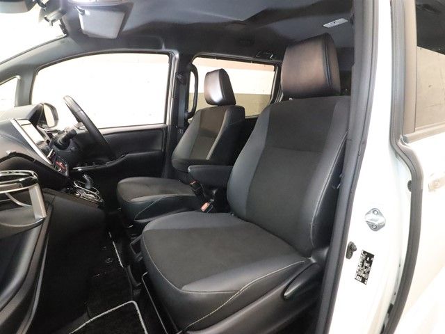 TOYOTA NOAH HYBRID 2019