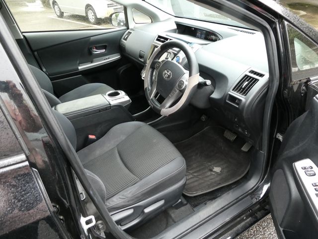 TOYOTA PRIUS Alpha 2016