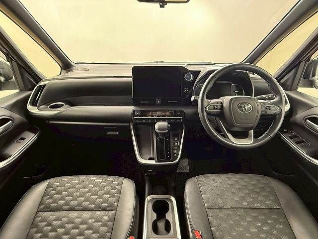 TOYOTA VOXY HYBRID 2023