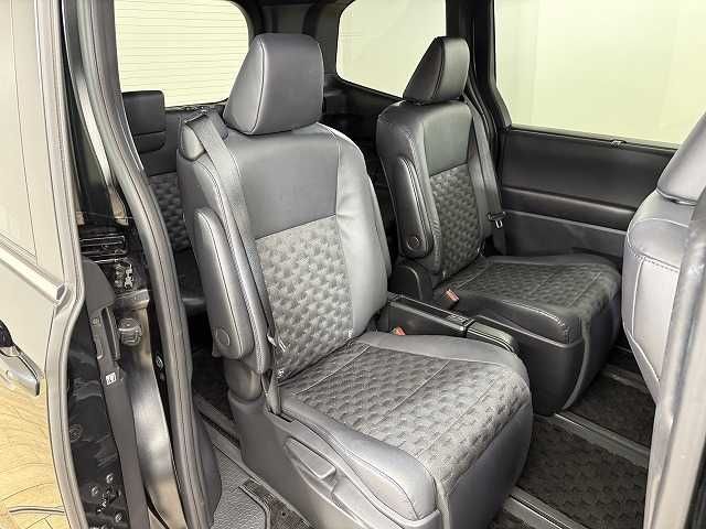 TOYOTA VOXY HYBRID 2023