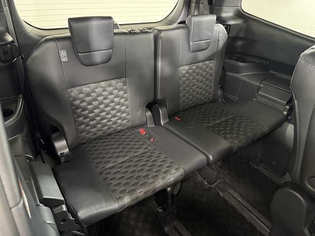 TOYOTA VOXY HYBRID 2023