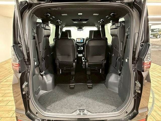 TOYOTA VOXY HYBRID 2023