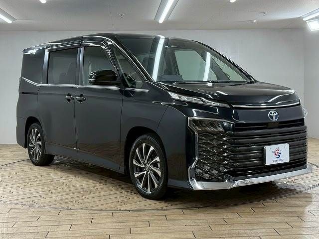 TOYOTA VOXY HYBRID 2023