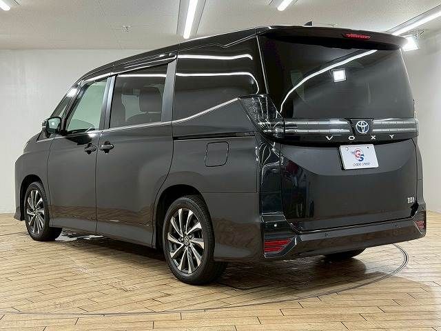 TOYOTA VOXY HYBRID 2023