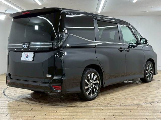 TOYOTA VOXY HYBRID 2023