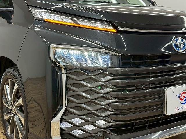 TOYOTA VOXY HYBRID 2023